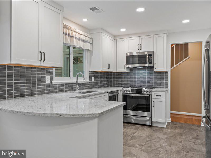 1428 Yellowwood Court Reston, VA 20190 - Photo 2 of 30 Kitchen
