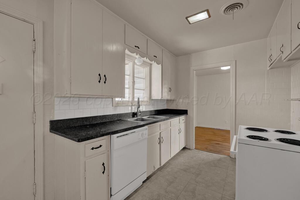 1933 Cedar Street Amarillo, TX 79106 - Photo 9 of 20 kitchen
