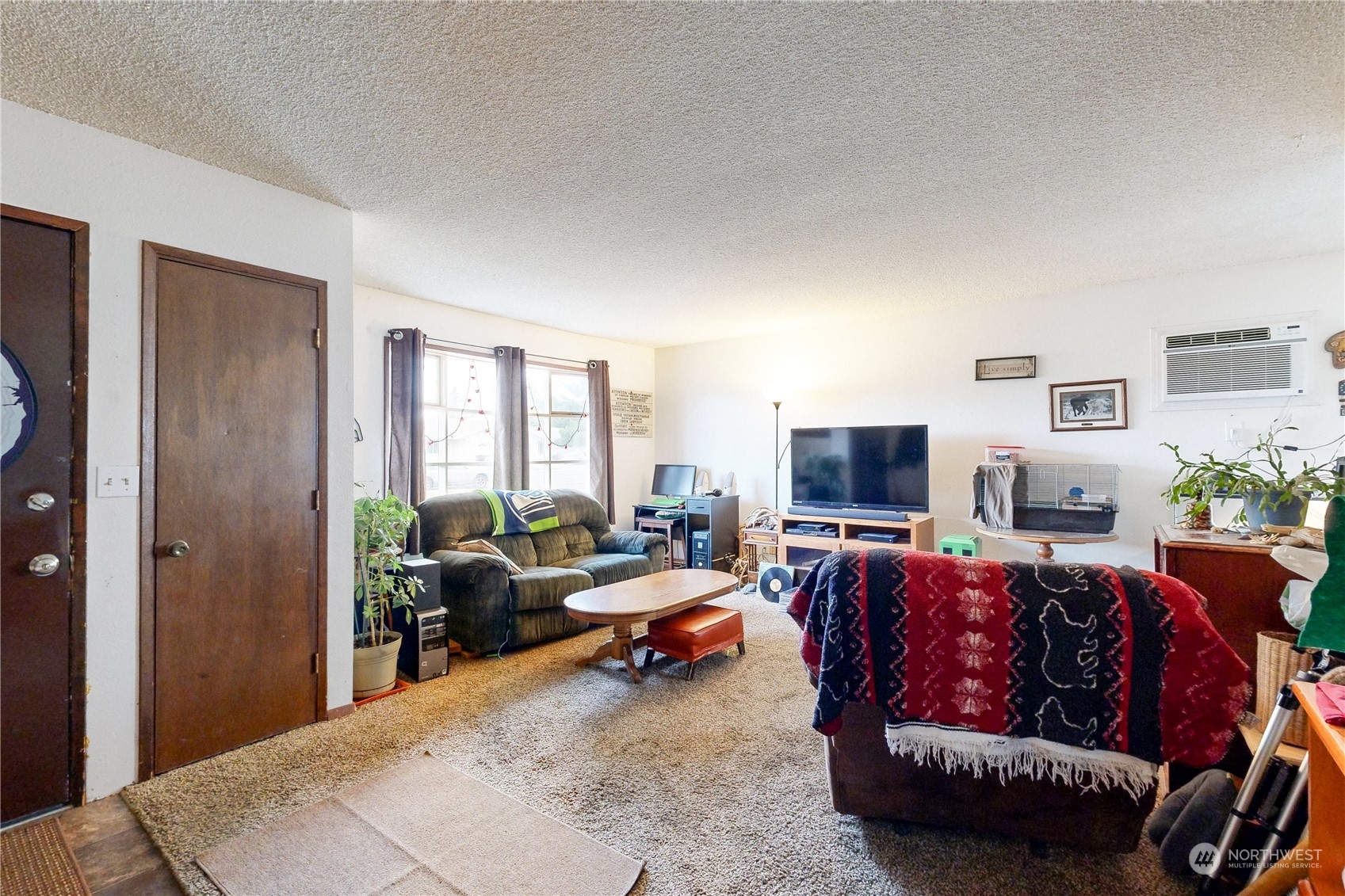181 Tausick Way Walla Walla, WA 99362 - Photo 5 of 12 a living room with furniture and a flat screen tv