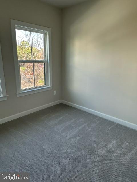 814 South Greenbrier Street Arlington, VA 22204 - Photo 16 of 27 an empty room with a window