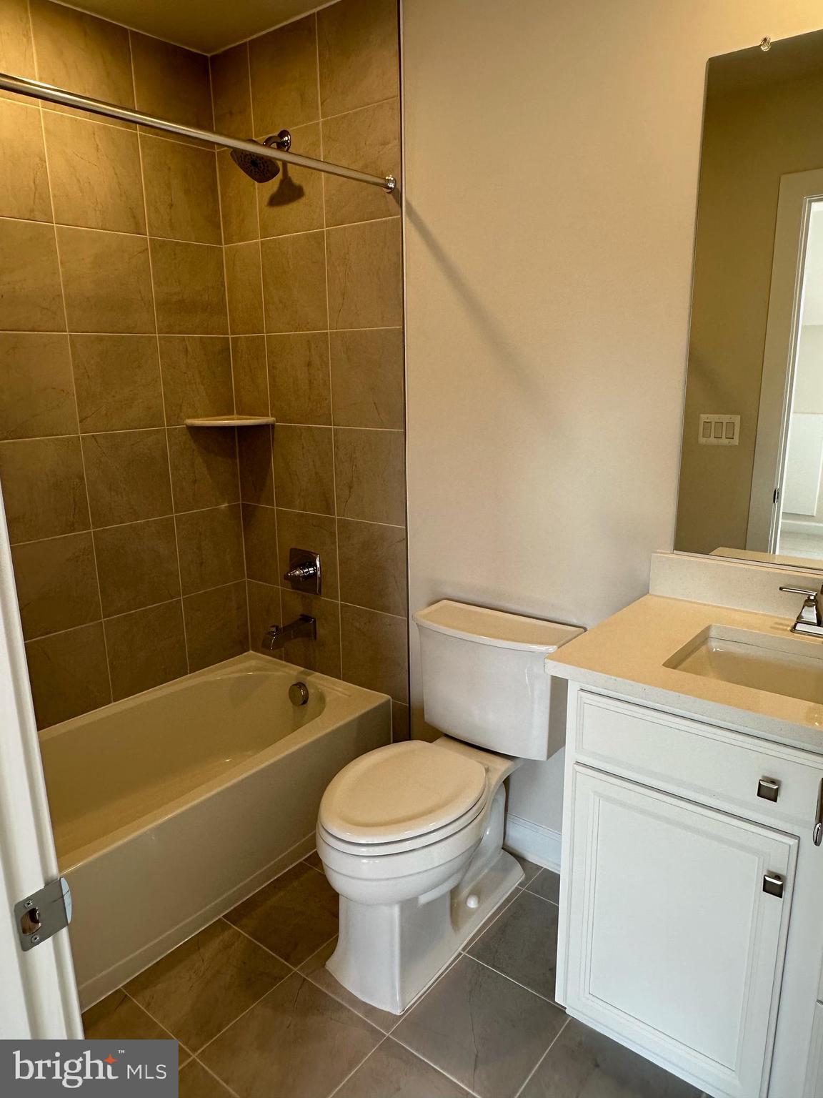 814 South Greenbrier Street Arlington, VA 22204 - Photo 21 of 27 a bathroom with a sink a toilet and a bathtub