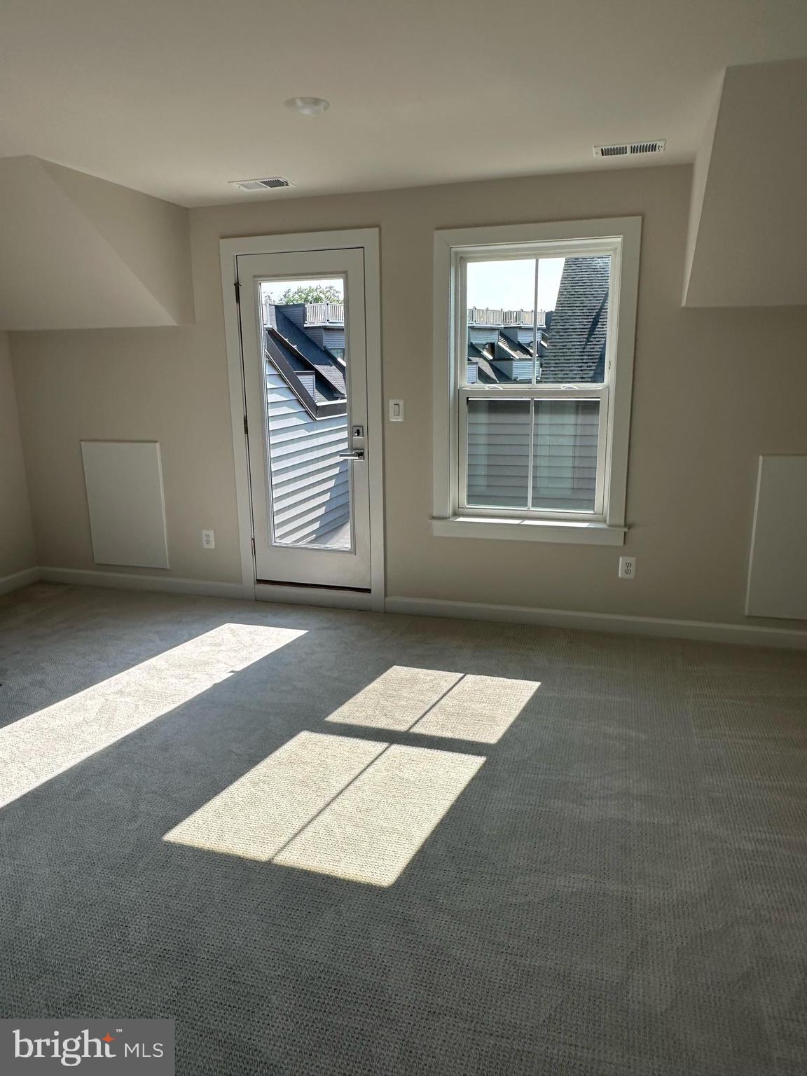 814 South Greenbrier Street Arlington, VA 22204 - Photo 23 of 27 an empty room with windows
