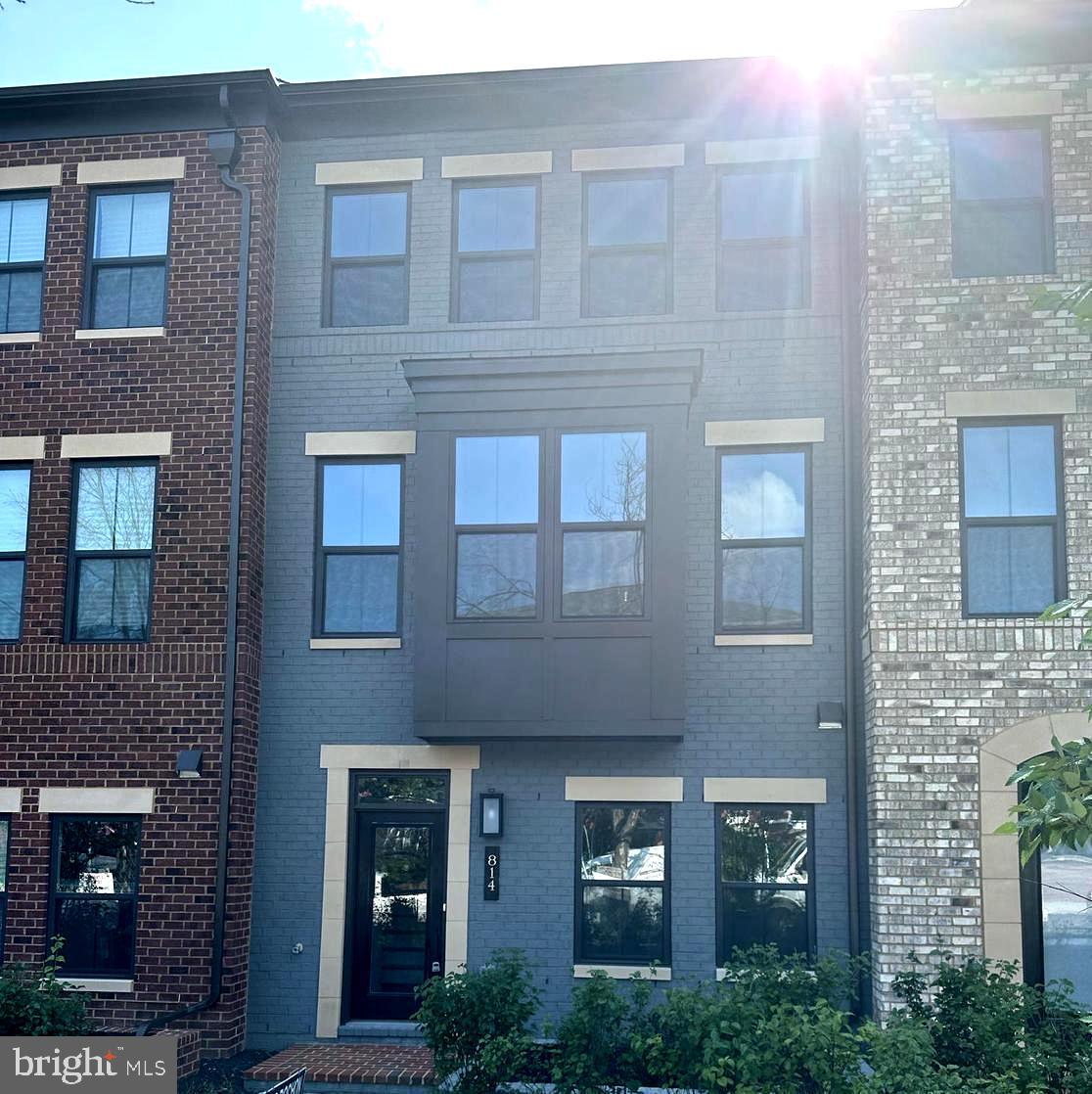 814 South Greenbrier Street Arlington, VA 22204 - Photo 25 of 27 a front view of a building