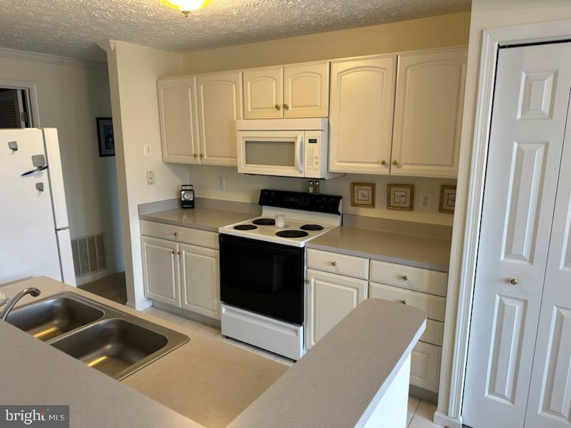 8227 Poplar Mill Road, Unit 8227 Nottingham, MD 21236 - Photo 5 of 15 Kitchen
