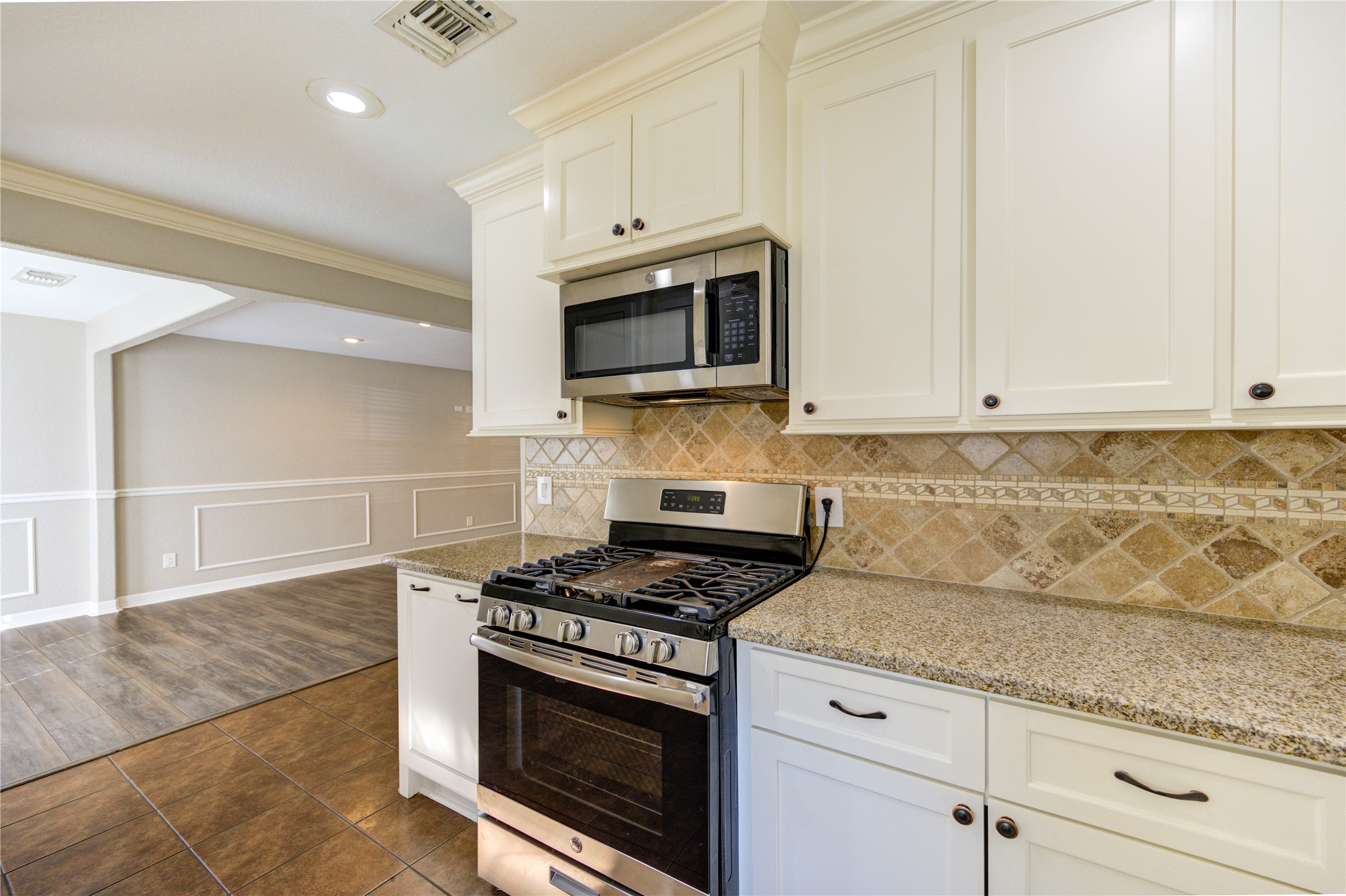 6729 Barney Road Houston, TX 77092 - Photo 12 of 40