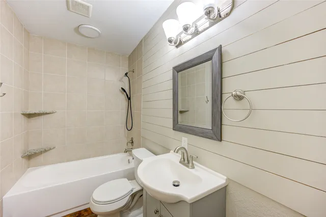 $2,300 | 6729 Barney Road, Houston, TX 77092