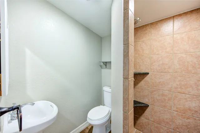 $2,300 | 6729 Barney Road, Houston, TX 77092