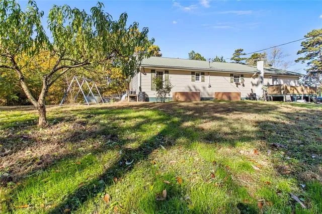 a view of a house with a yard