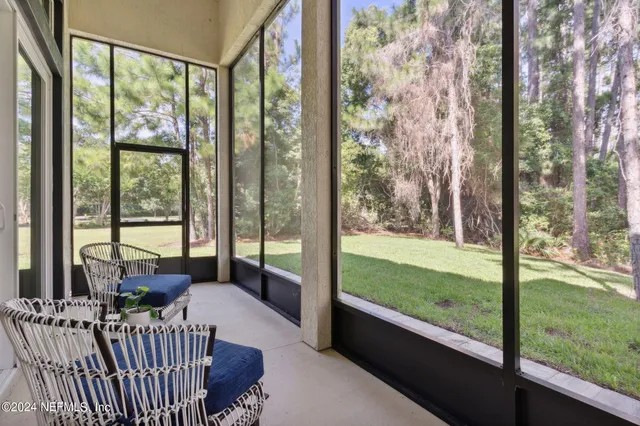 a view of a back yard