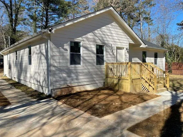 a view of a house with a yard