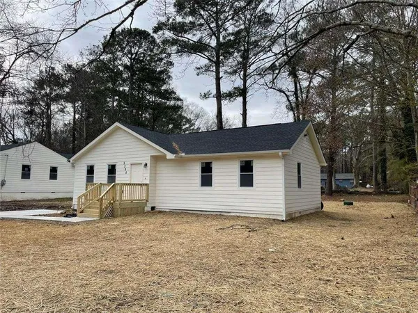 a view of a house with a yard