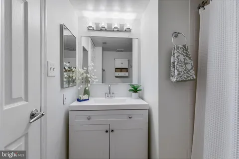 $325,000 | 10101 Grosvenor Place, Unit 2008, Rockville, MD 20852