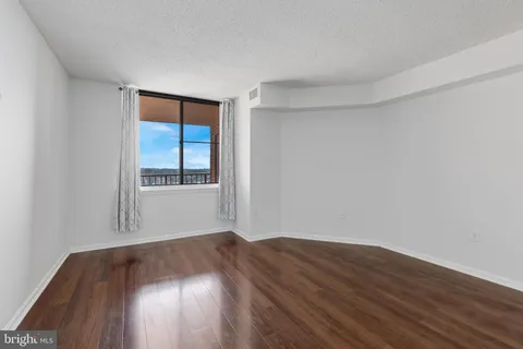 $325,000 | 10101 Grosvenor Place, Unit 2008, Rockville, MD 20852