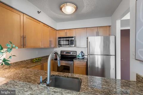 $325,000 | 10101 Grosvenor Place, Unit 2008, Rockville, MD 20852