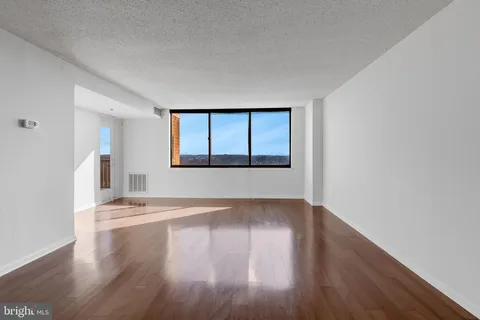 $325,000 | 10101 Grosvenor Place, Unit 2008, Rockville, MD 20852