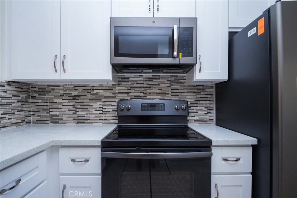 2940 North Verdugo Road, Unit 321 Glendale, CA 91208 - Photo 10 of 38 a kitchen with a stove and a microwave