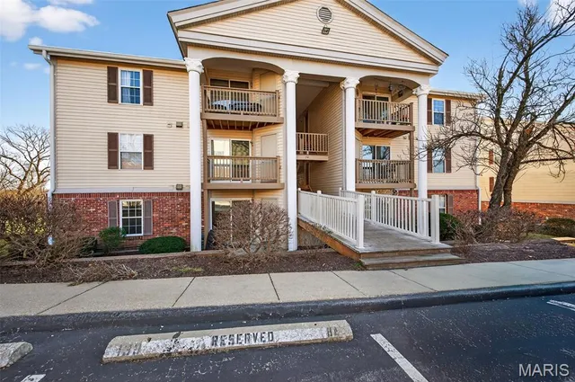 $164,900 | 741 Ridgeside Drive, Unit B, Ballwin, MO 63021