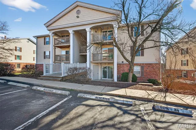 $164,900 | 741 Ridgeside Drive, Unit B, Ballwin, MO 63021