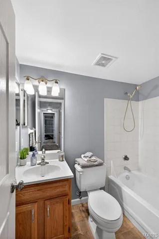 $164,900 | 741 Ridgeside Drive, Unit B, Ballwin, MO 63021