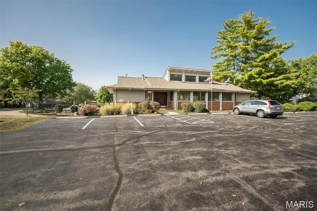 $164,900 | 741 Ridgeside Drive, Unit B, Ballwin, MO 63021
