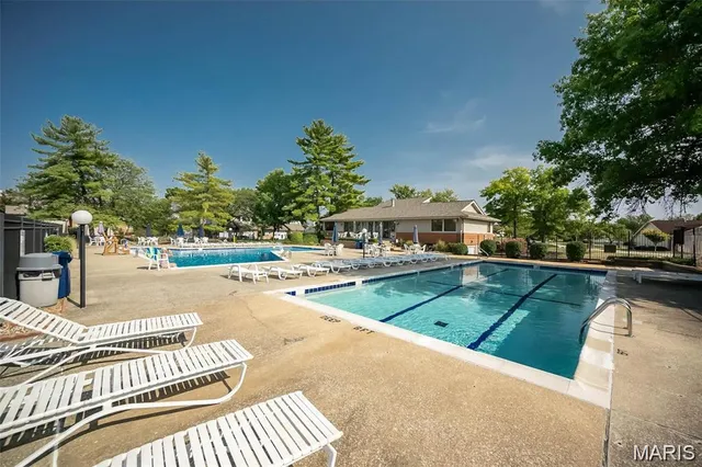 $164,900 | 741 Ridgeside Drive, Unit B, Ballwin, MO 63021