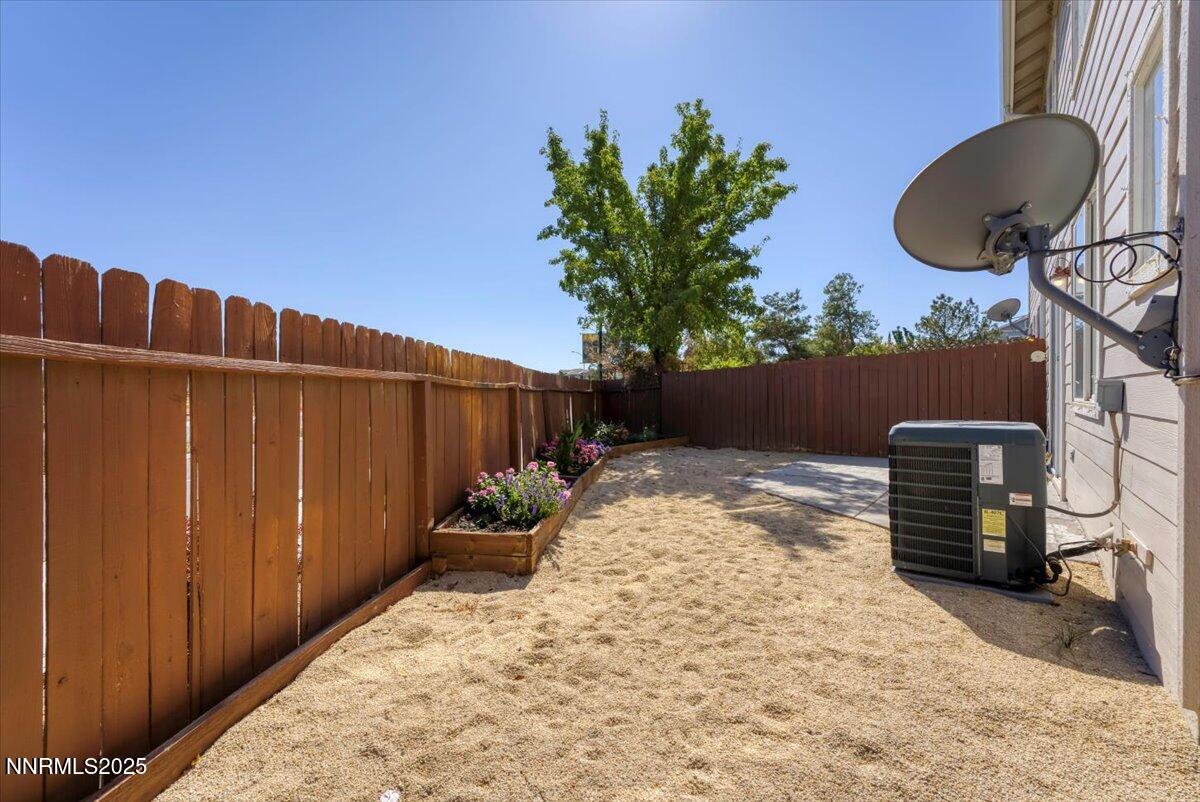 9252 Lone Wolf Circle Reno, NV 89506 - Photo 26 of 26 a backyard of a house