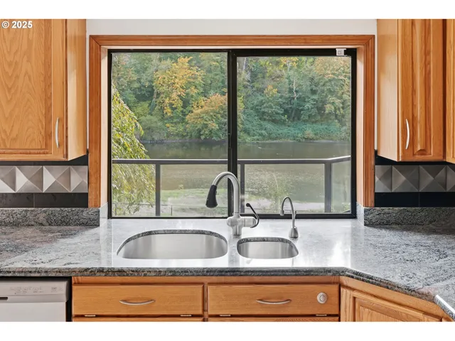 $1,695,000 | 28446 East Historic Columbia River Highway, Troutdale, OR 97060