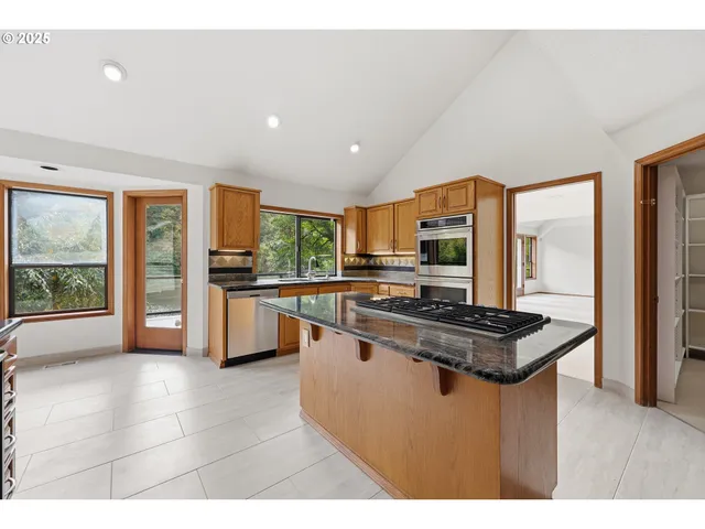 $1,695,000 | 28446 East Historic Columbia River Highway, Troutdale, OR 97060