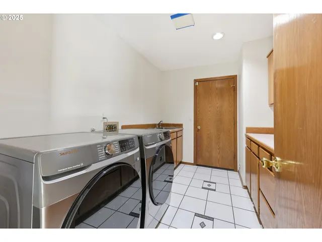 $1,695,000 | 28446 East Historic Columbia River Highway, Troutdale, OR 97060