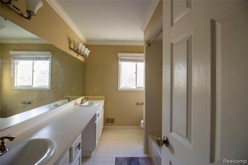 1067 Grandview Drive Rochester Hills, MI 48306 - Photo 17 of 26