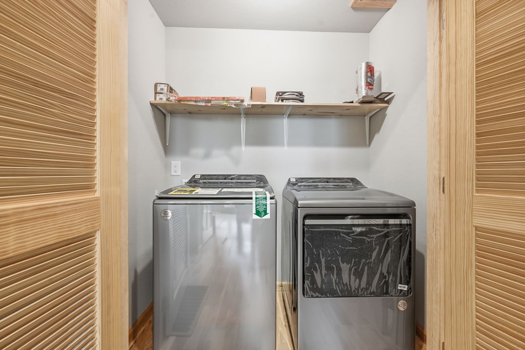 55 Heidis Run Murphy, NC 28906 - Photo 28 of 53 a close view of a stove and a utility room with washer and dryer