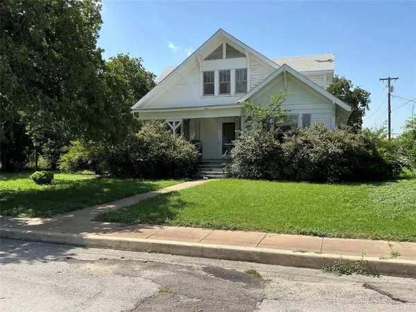 $135,000 | 300 East Grand Avenue, Comanche, TX 76442