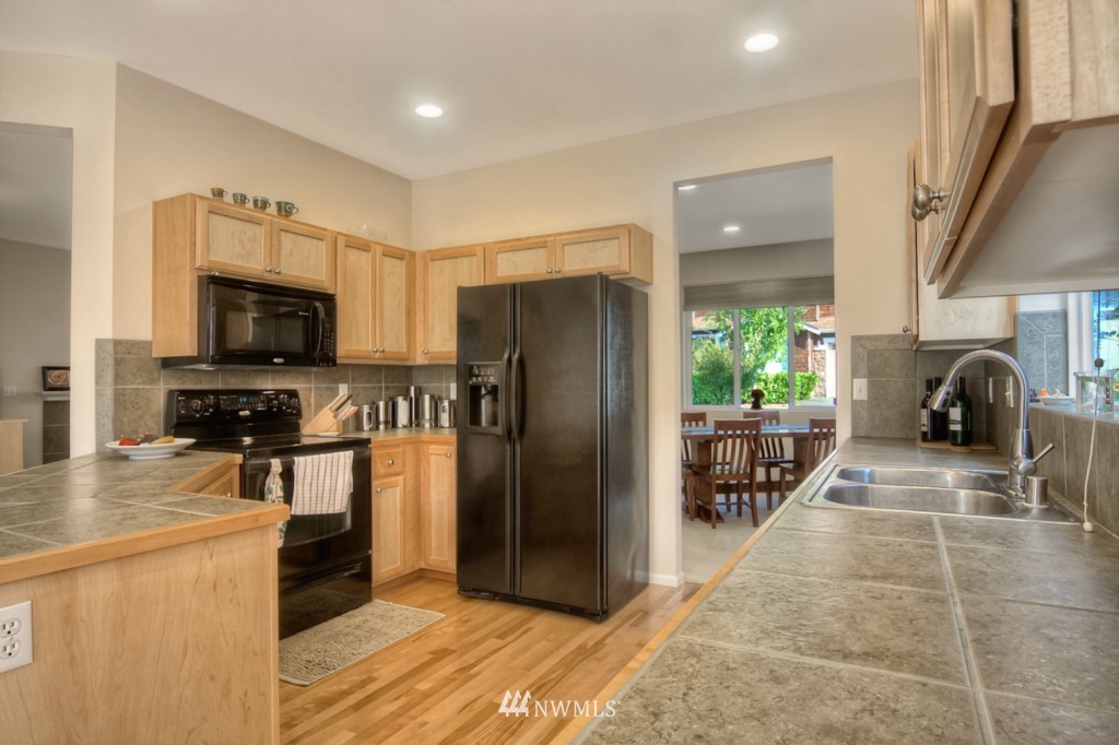 16147 Parkside Way Southeast Renton, WA 98058 - Photo 5 of 15 Gallery Image 5