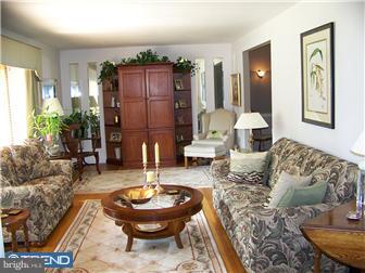 116 Lafayette Road Edgewater Park, NJ 08010 - Photo 2 of 12 Living Room