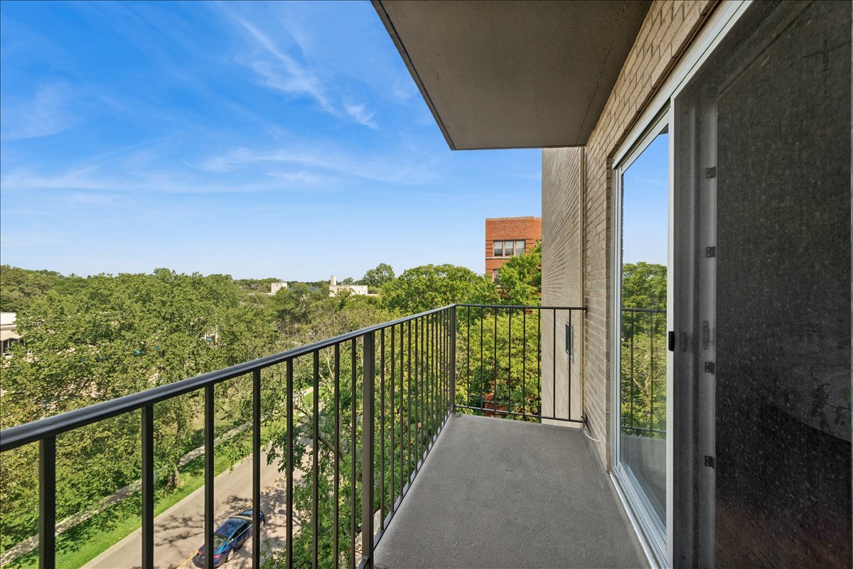 1567 Ridge Avenue, Unit 702 Evanston, IL 60201 - Photo 4 of 11 Gallery Image 4