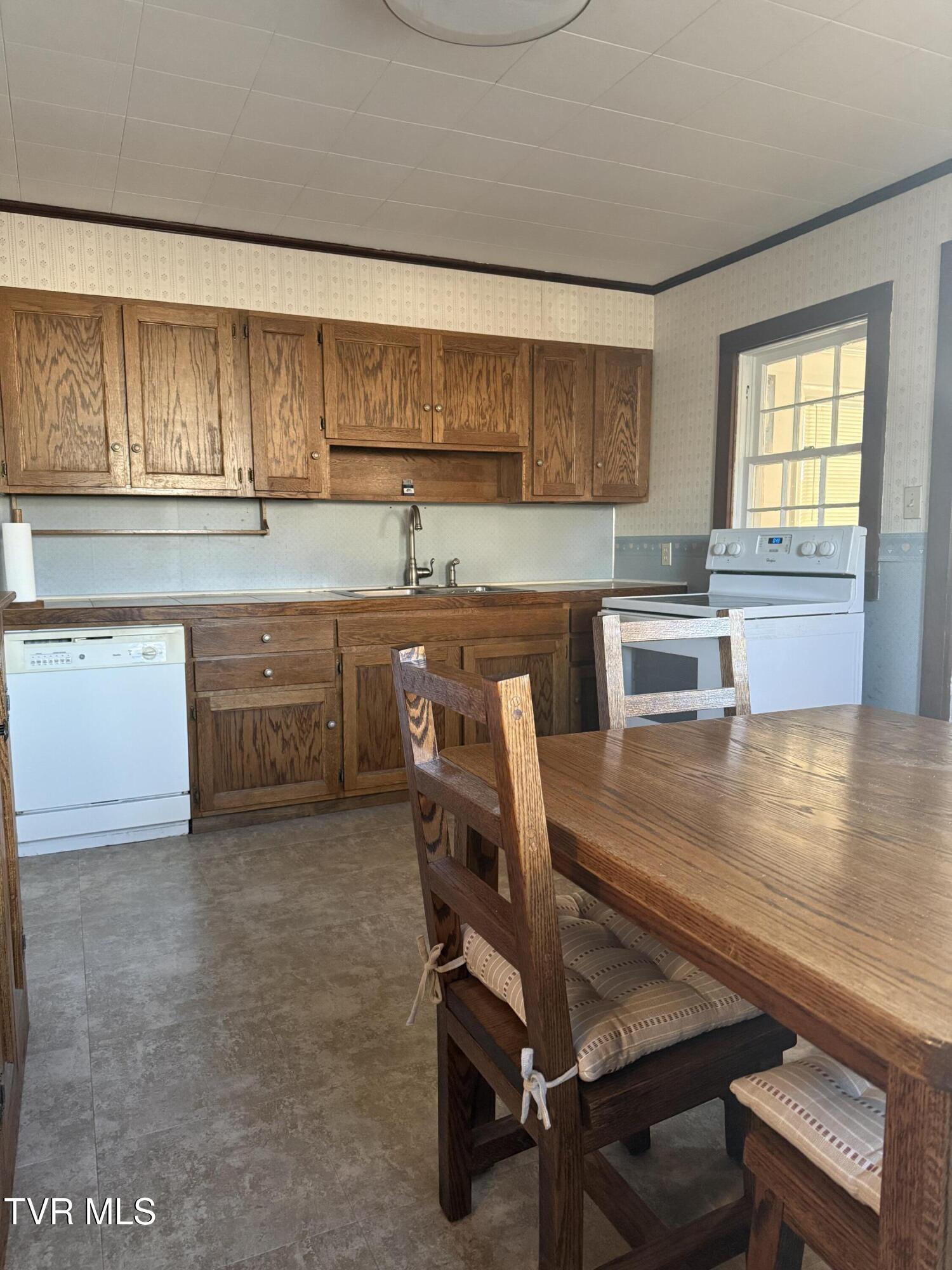 709 South 2nd Street Elizabethton, TN 37643 - Photo 12 of 37 IMG_6334