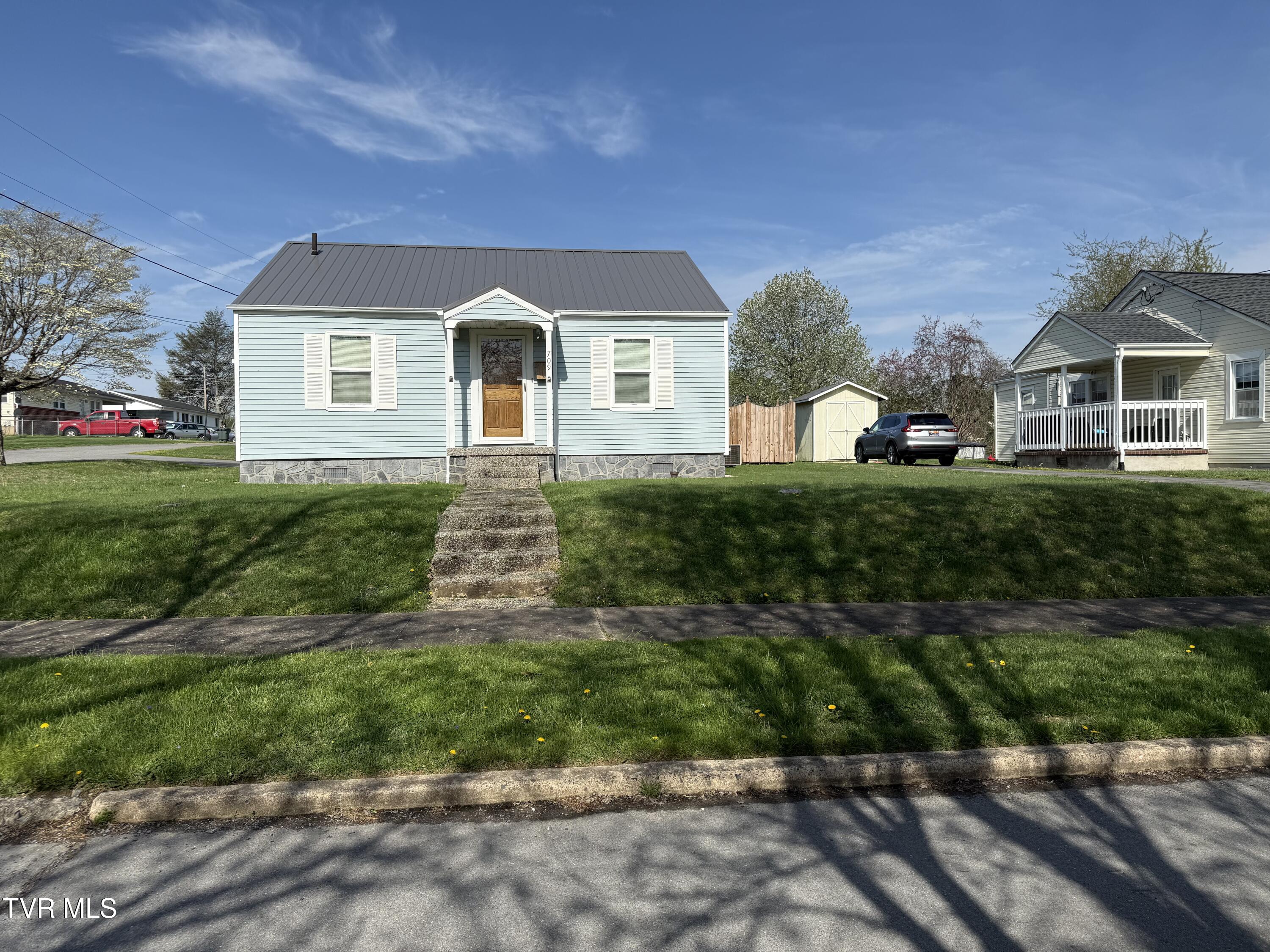 709 South 2nd Street Elizabethton, TN 37643 - Photo 2 of 37 IMG_6301