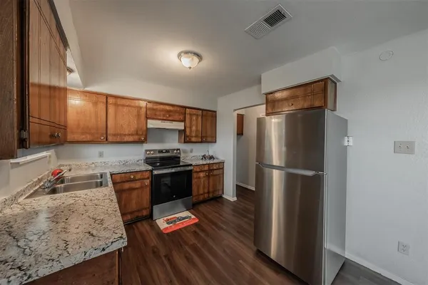 $1,475 | 420 Signal Hill Court North, Fort Worth, TX 76112