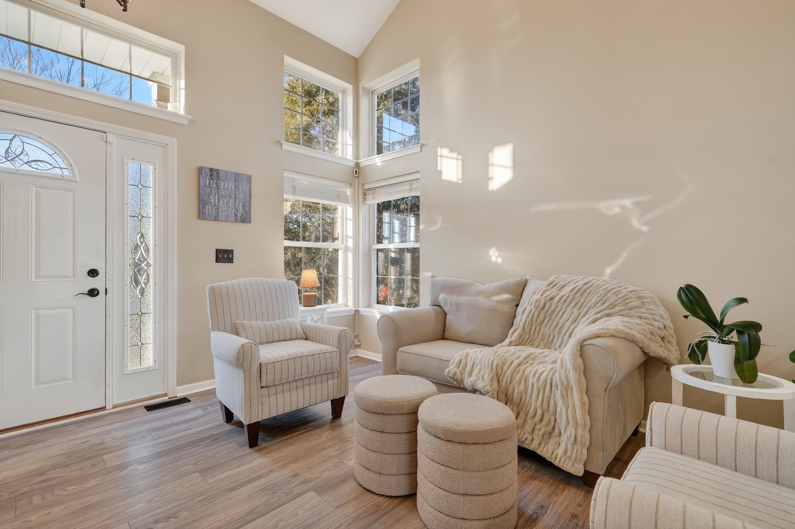 771 Eletson Drive Crystal Lake, IL 60014 - Photo 5 of 32 a living room with furniture