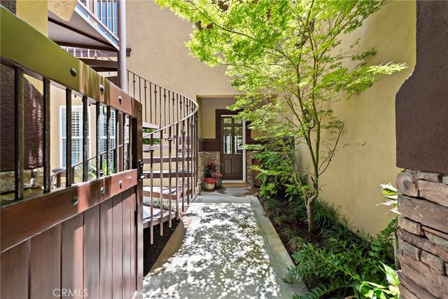a view of entryway with livingroom