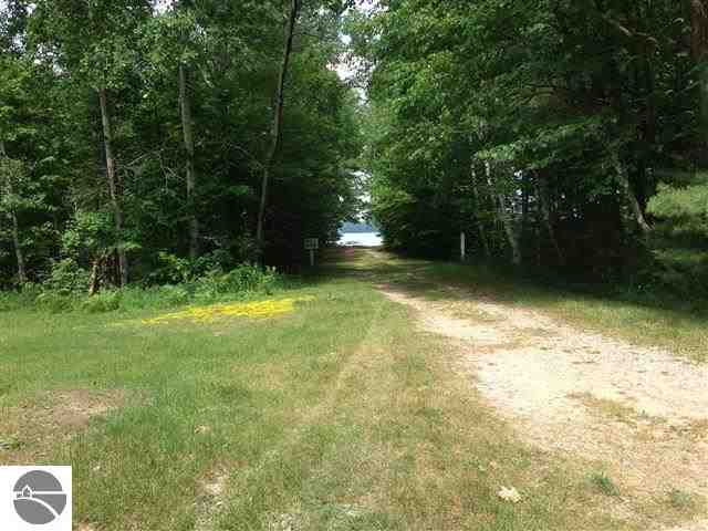 136 West Long Lake Road Traverse City, MI 49685 - Photo 8 of 14 1777610-7.JPG