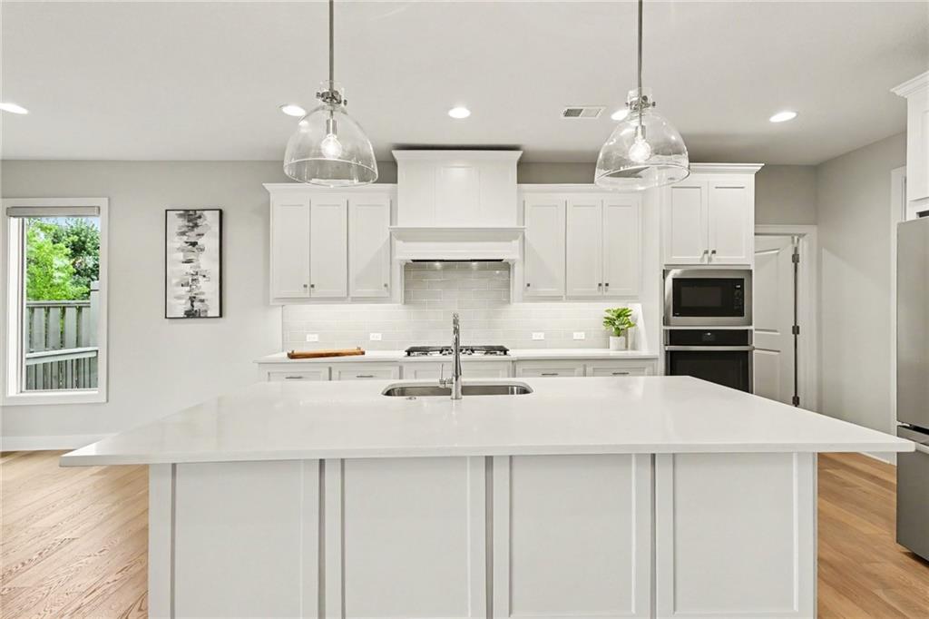 8193 Valley Road Lenexa, KS 66220 - Photo 4 of 36
