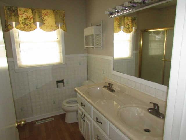 4535 Gimlet Road Lawrenceburg, TN 38464 - Photo 8 of 15 Master Bath