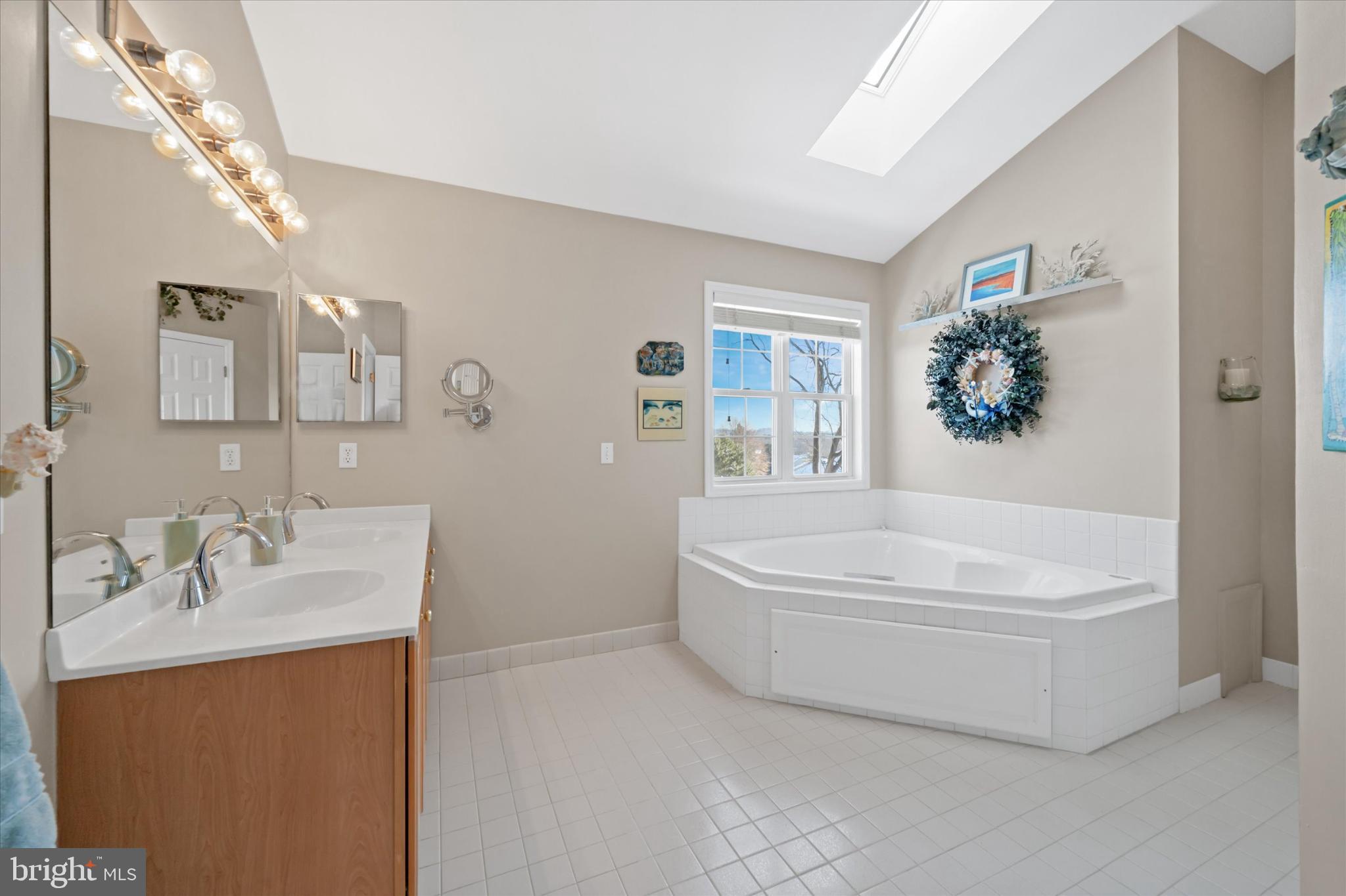 7 Pierson's Ridge Hockessin, DE 19707 - Photo 24 of 52 a bathroom with a tub a sink and mirror