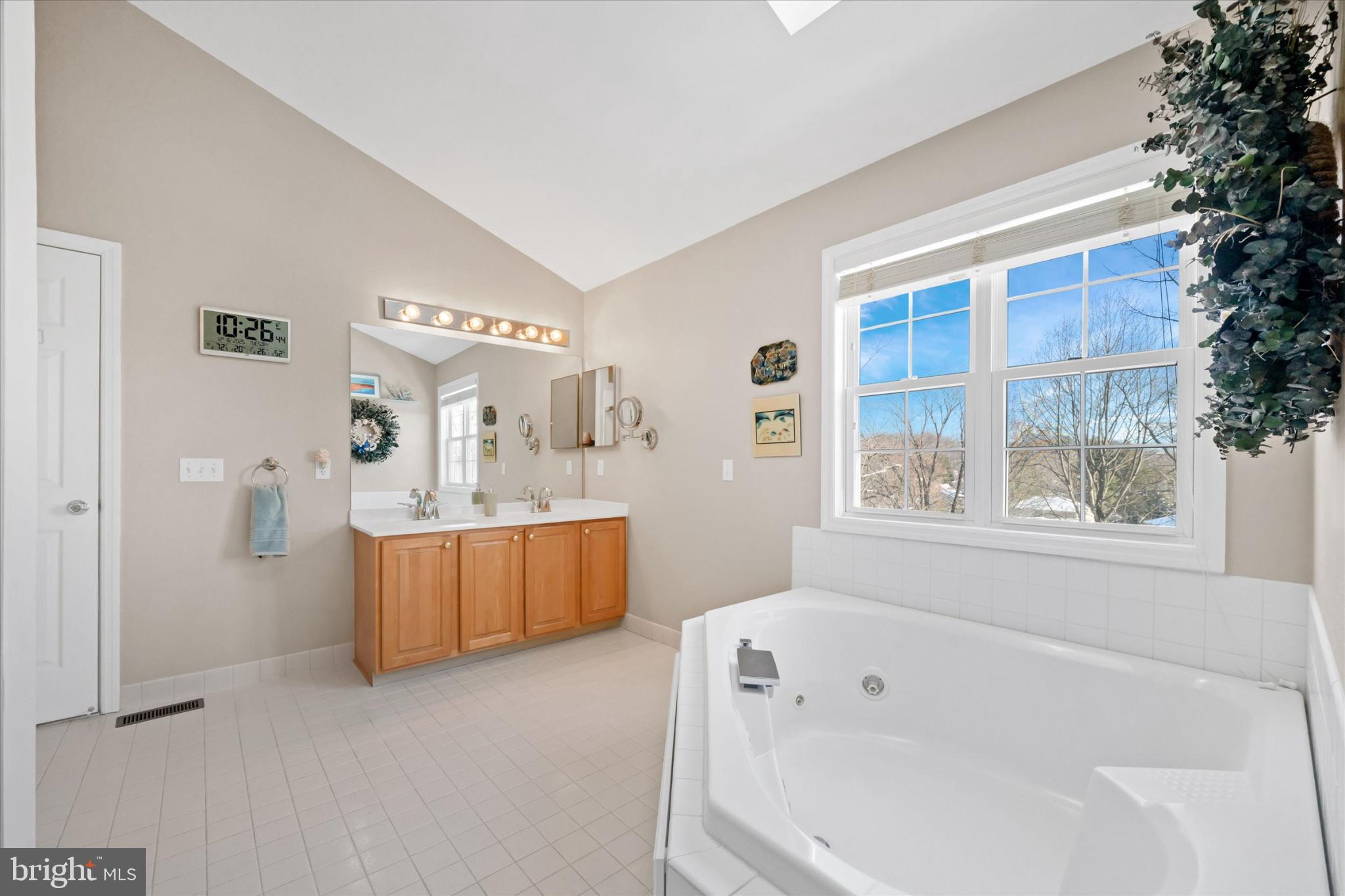 7 Pierson's Ridge Hockessin, DE 19707 - Photo 26 of 52 a bathroom with sink mirror and a bathtub