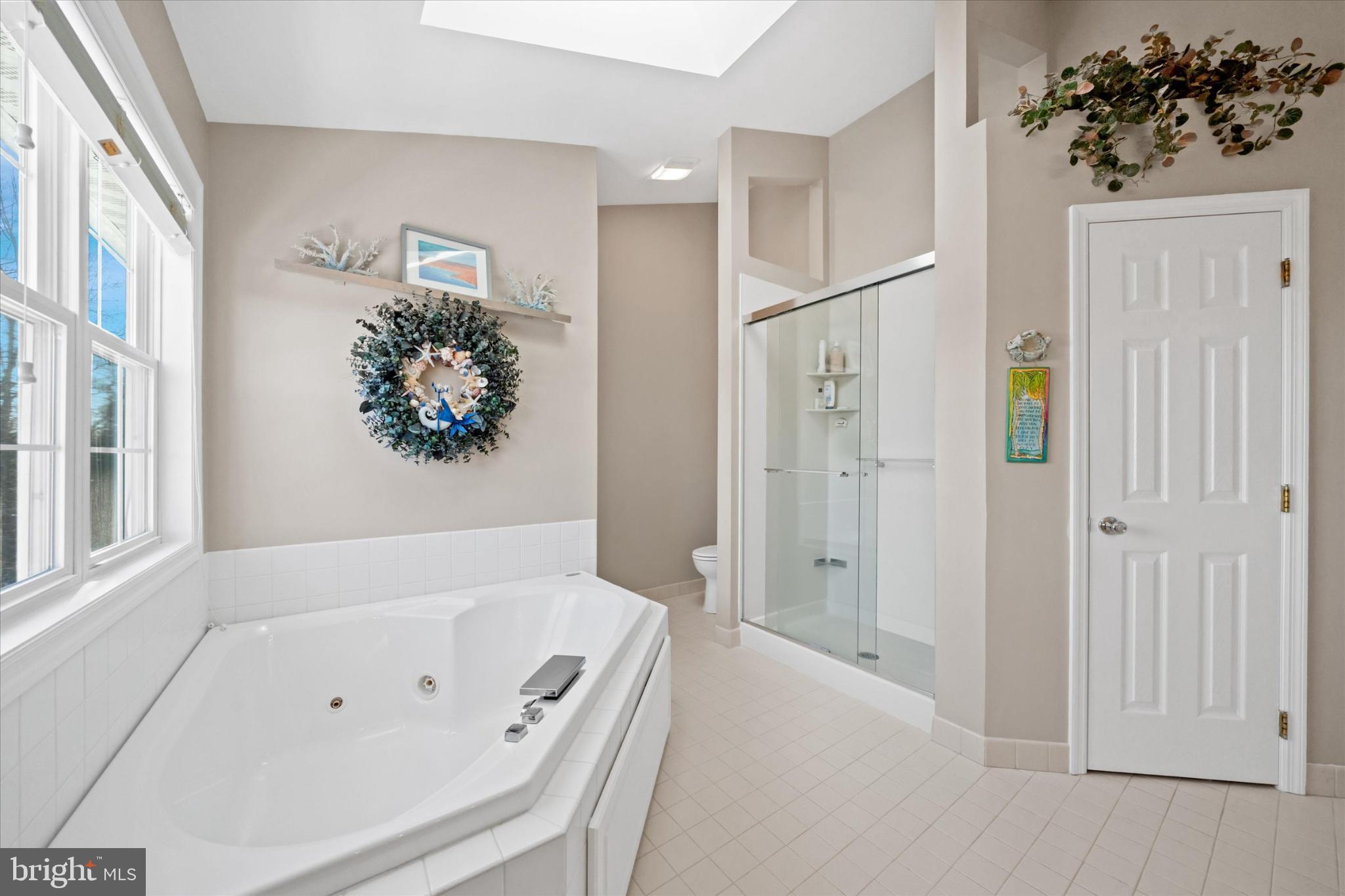 7 Pierson's Ridge Hockessin, DE 19707 - Photo 27 of 52 a bathroom with a tub and shower