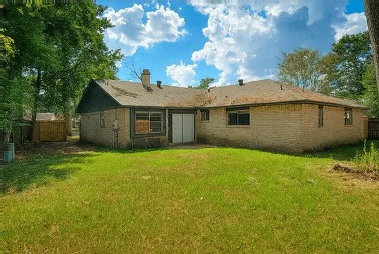 a view of a house with a backyard
