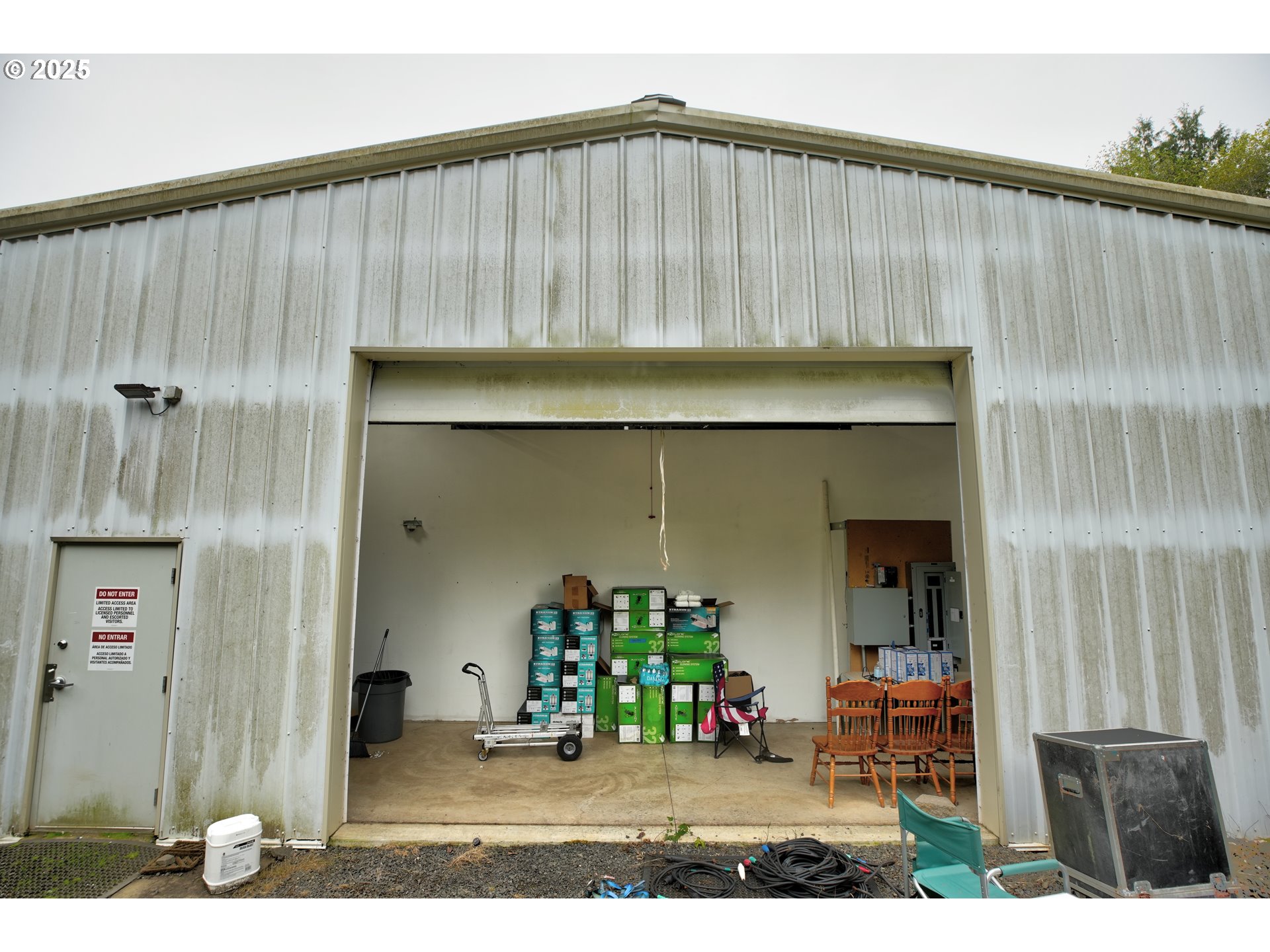 29100 Zimmerman Road Rainier, OR 97048 - Photo 3 of 48 a view of a living room