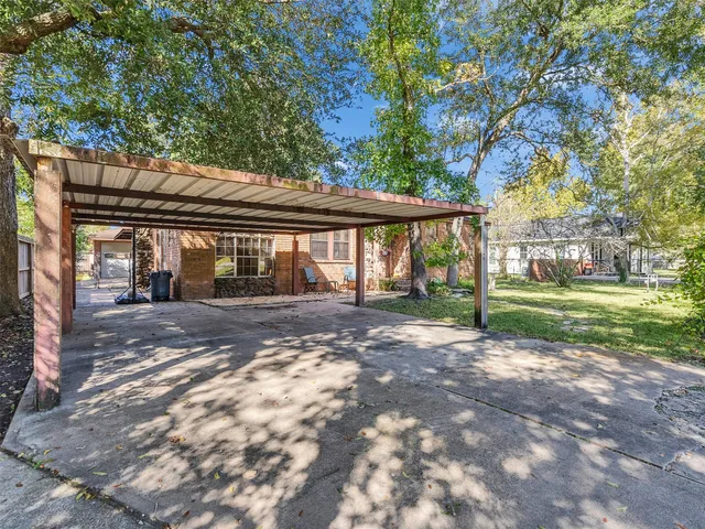a view of a house with backyard and a tree
