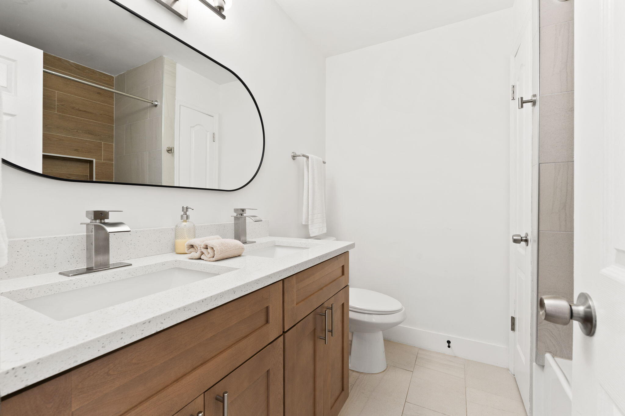 405 Northeast Midvale Street Port St. Lucie, FL 34983 - Photo 29 of 60 Bathroom 2 upstairs (1)